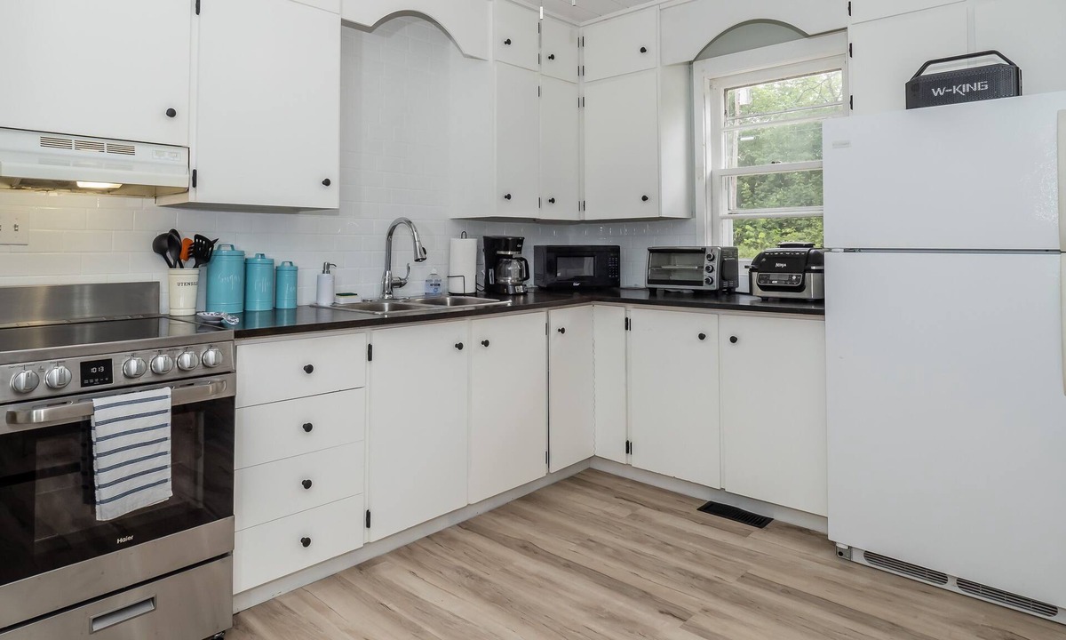 Bala Cottage | Cottage in Bala | Beach, Hike, Concerts + Pet Friendly & AC