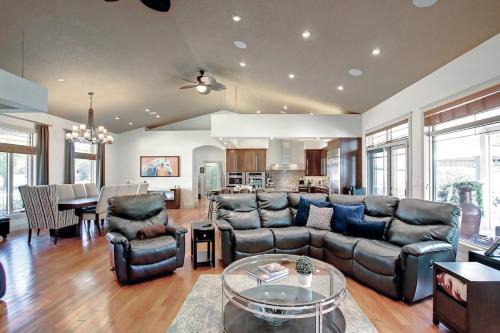 Drumheller House | Coulee Estate - Hot Tub, Pool Table, Sleeps 10
