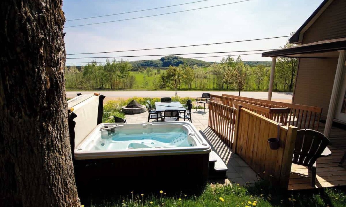 Saint-Leonard-de-Portneuf Ski Chalet | Countryside Chalet with Hot Tub, BBQ & Fire Pit