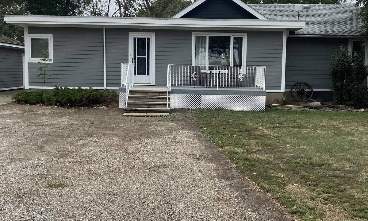 Lethbridge County House | Country Farmhouse between Lethbridge & Coaldale