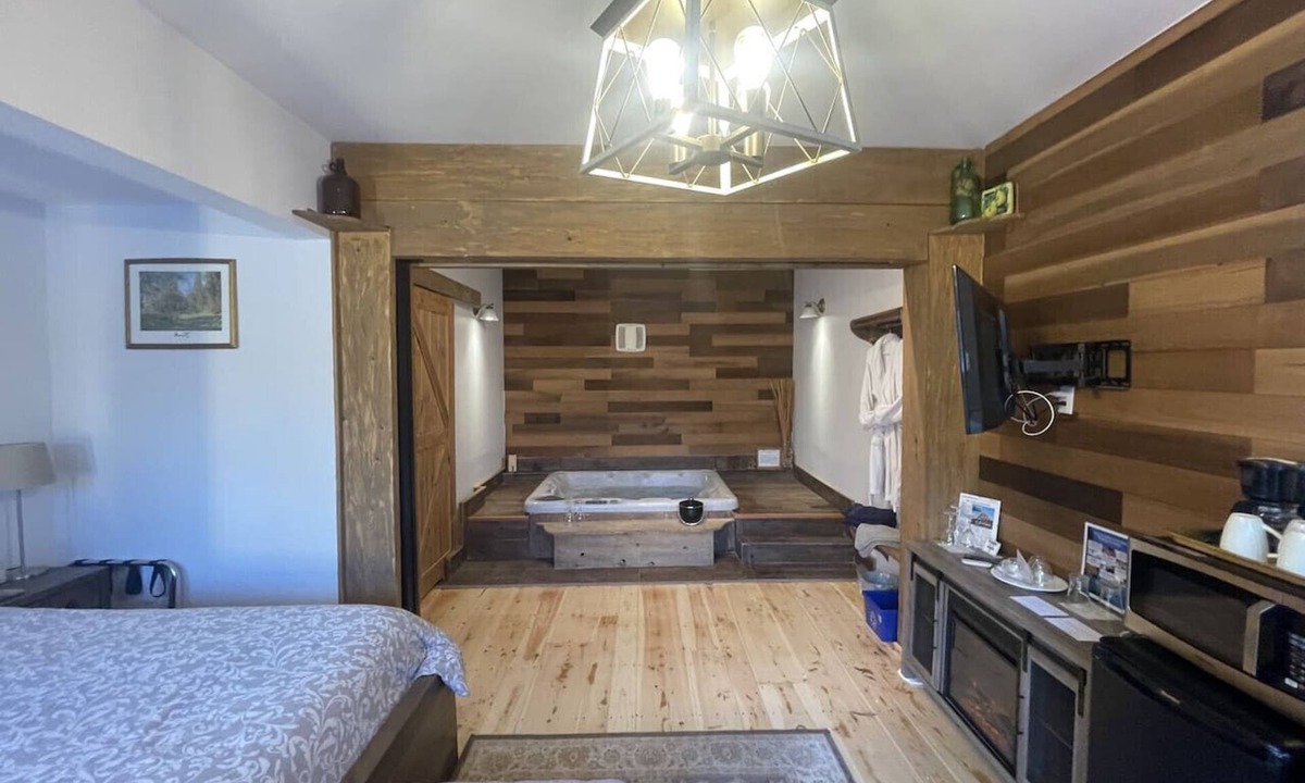 Wolfville Bed & Breakfast | Country Suite - Private HotTub, KingBd, Downtown