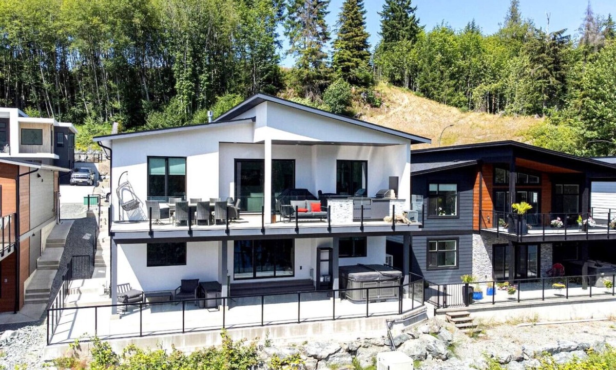 Youbou Apartment | Cowichan Lake Escape | Lakefront | Hot Tub | Pets