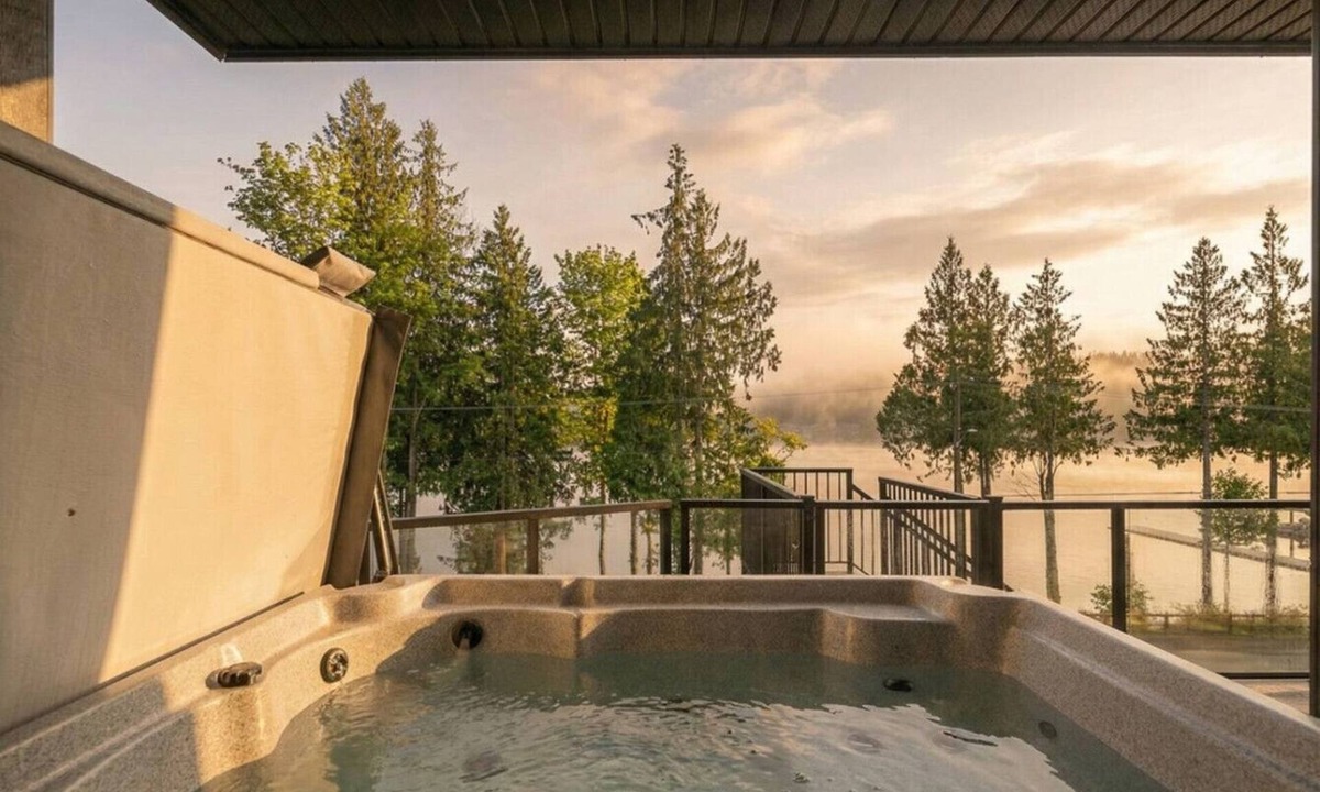 Youbou House | Cowichan Lakehouse | Beach | Hot Tub | Fire Pit
