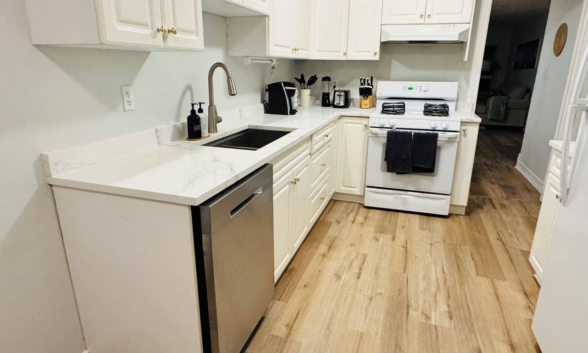 Langford House | Cozy 2 bed 2 bath suite close to hiking trials, short drive to Victoria downtown