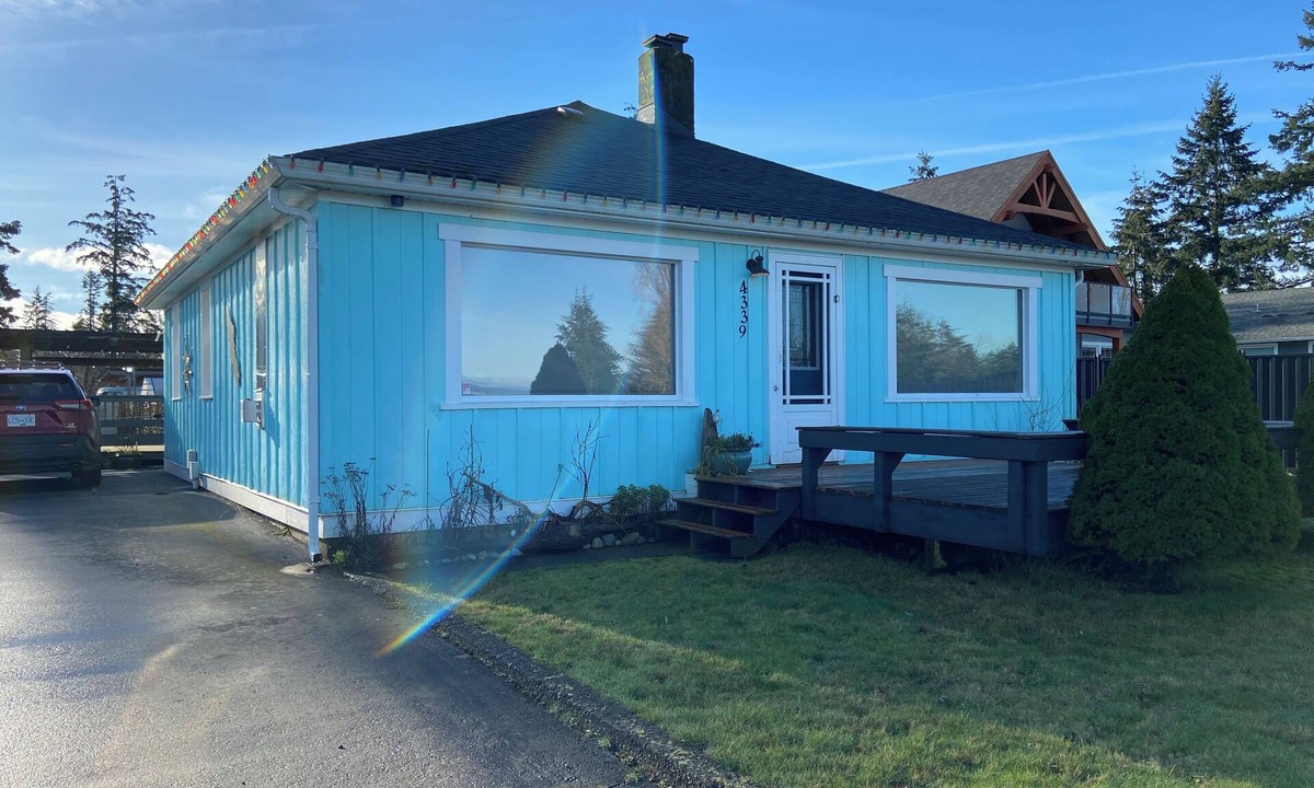 Campbell River House | Cozy 2-bedroom house across from beautiful Oyster Bay, south of Campbell River