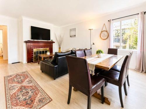 Knight House | Cozy 2BR 1BA Retreat in Vibrant Vancouver