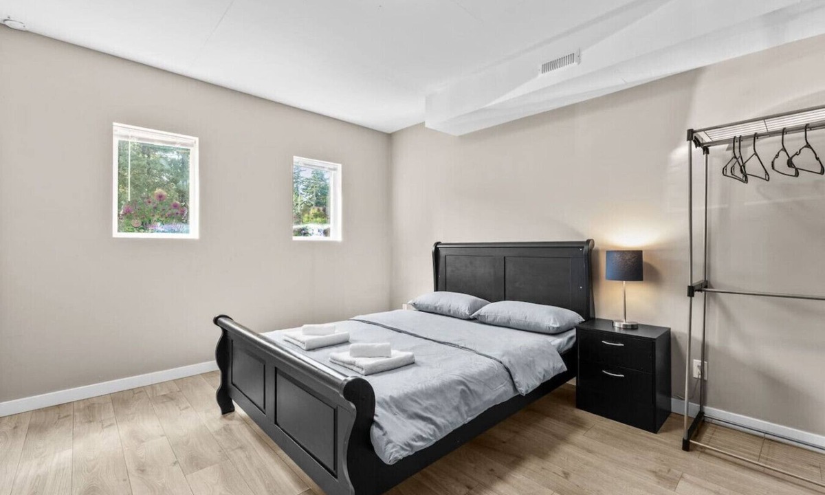 Crescent Beach House | Cozy 2BR Suite Near White Rock Beach