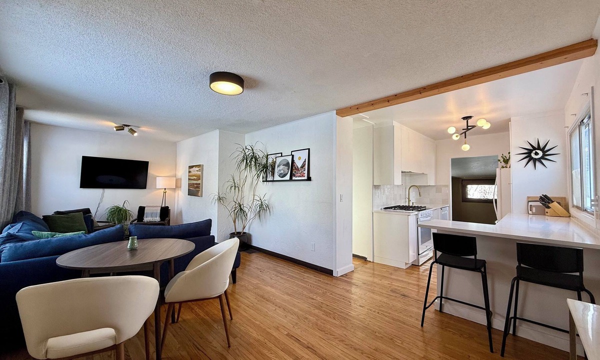 Southeast Edmonton House | Cozy 3bd King Ed Near Whyte Ave