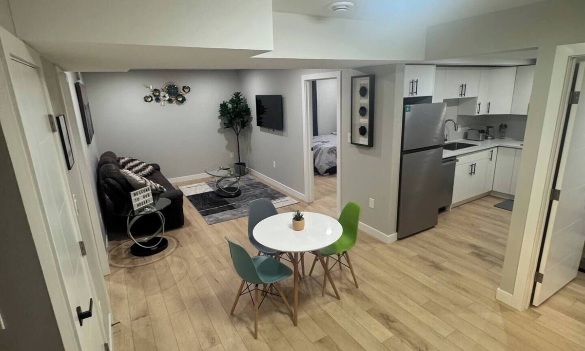Fort Gary Apartment | Cozy 3BR Suite at Winnipeg South