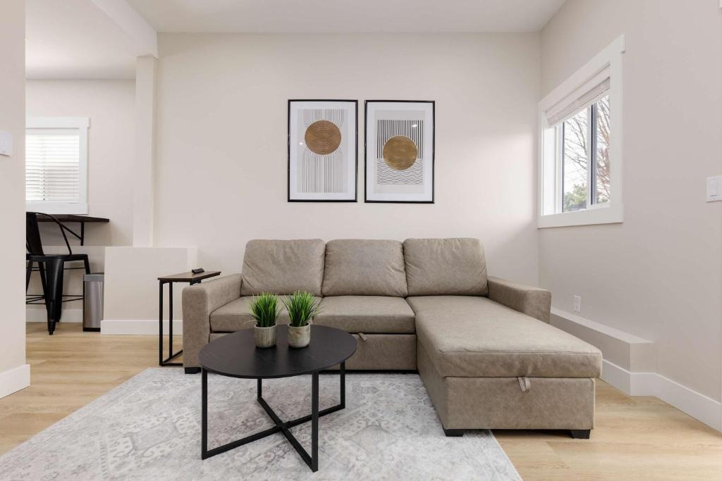 Upper Ten Oaks Apartment | Cozy Abbotsford Basement Suite