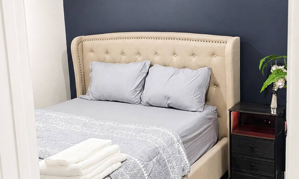 Winnipeg House | Cozy and beautifully furnished 2 bedroom basement suite in Devonshire