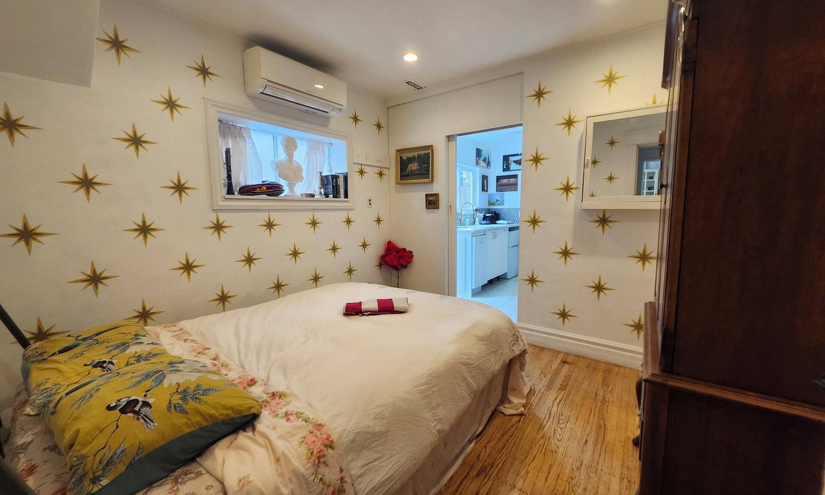 East Side House | Cozy Artistic Garden View Suite at Vancouver's Only Lake - and only 7 mins to dt