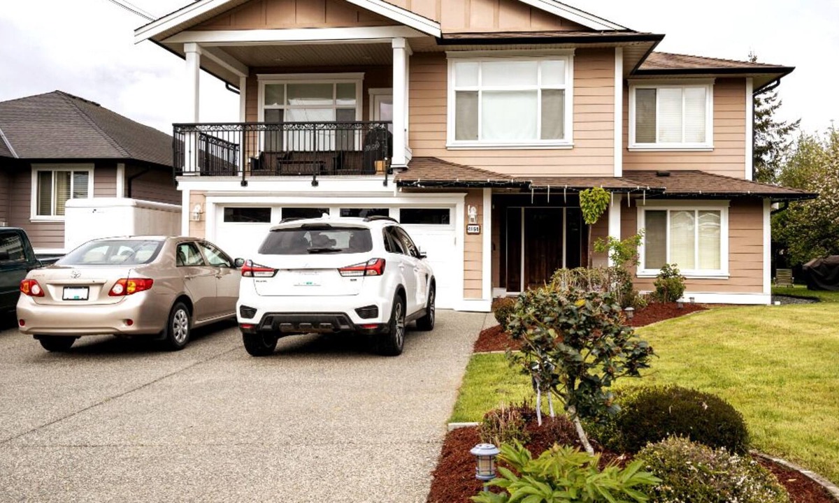 Saanich West House | Cozy Bachelor Suite with Full Kitchen/Free Parking