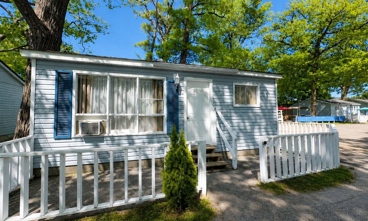Wasaga Beach Cottage | Cozy Beach Cottage 5-Min Walk to Beach Free Parking Free WiFi