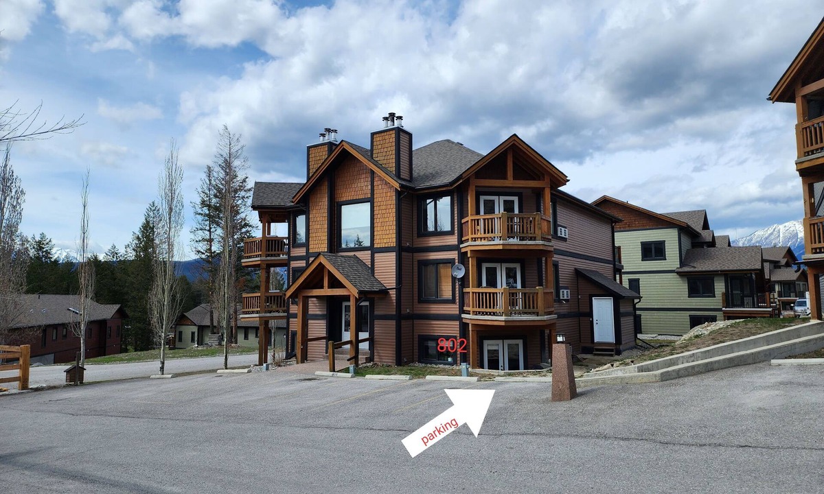 East Kootenay Condo | Cozy bottom floor condo located minutes away from the Radium hot pools!