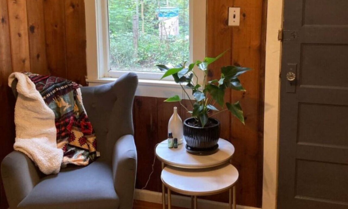 Roberts Creek Cabin | Cozy Cabin by a Creek. Pet friendly!