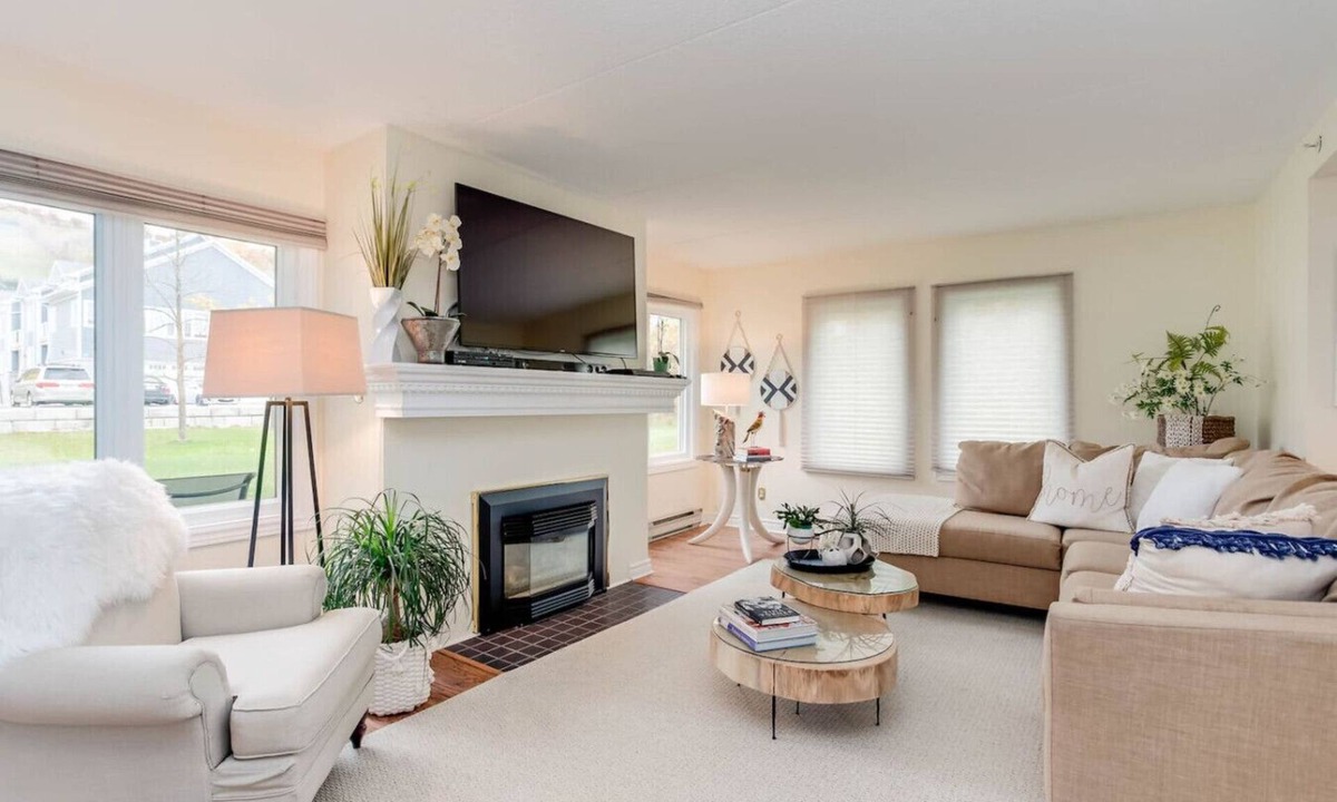 The Blue Mountains Condo | Cozy & Chic Mountain Getaway | Steps to BM Village