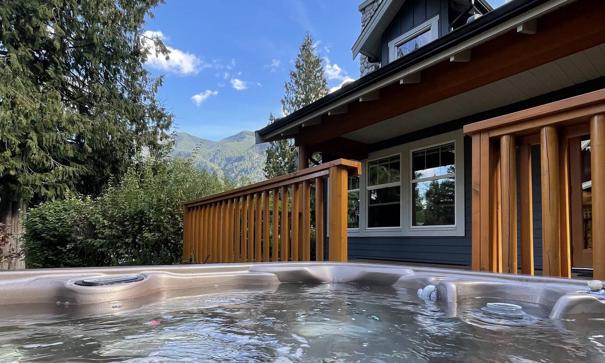 Lindell Beach Cottage | Cozy cottage with private hot tub!