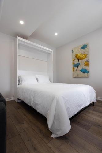 Innisfil House | Cozy Cove Retreat, Private Suite with Separate Entrance Near Friday Harbour, Barrie & Lake Simcoe