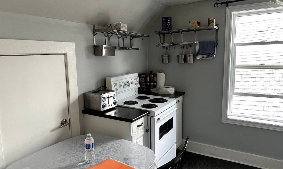 Winnipeg Apartment | Cozy Duplex 2nd floor suite