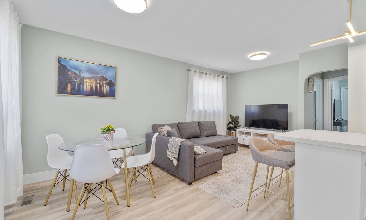 Old East York House | Cozy East York Bungalow 15 minutes from Downtown