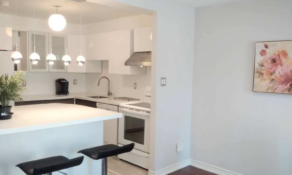 Etobicoke Apartment | Cozy Fully Furnished Apt w/Parking