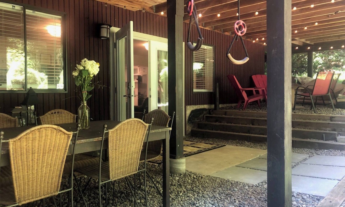 Caulfeild House | Cozy garden level suite near Stearman beach, the North Shore mountains and more!