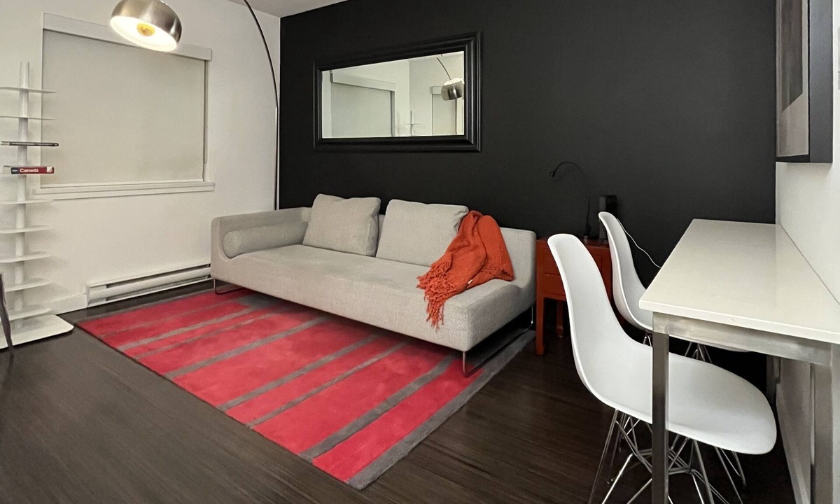 Chinatown Condo | Cozy Gastown Gem