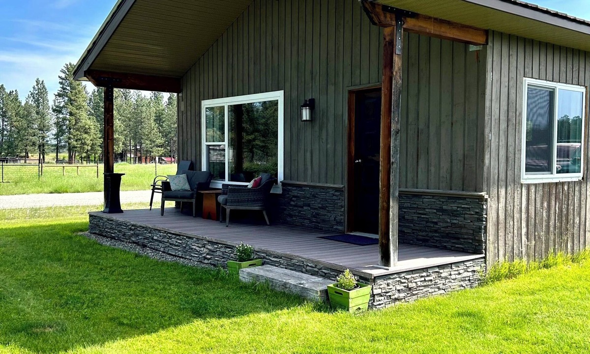 East Kootenay Cottage | Cozy Guesthouse with Beautiful Mountain Views!