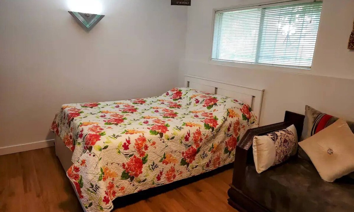 Saint-Hubert House | cozy house parking private Montreal