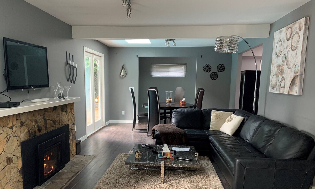 District of North Vancouver House | Cozy house with heated pool