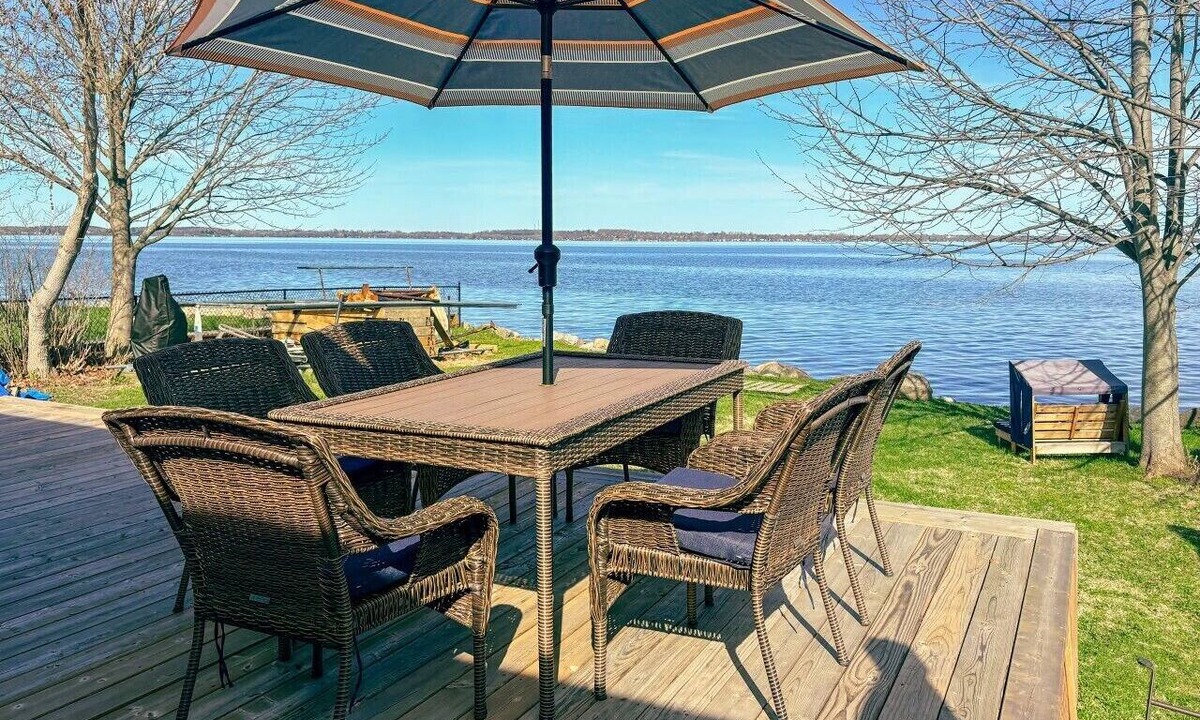 Innisfil House | Cozy Lake Simcoe Waterfront Escape for 10