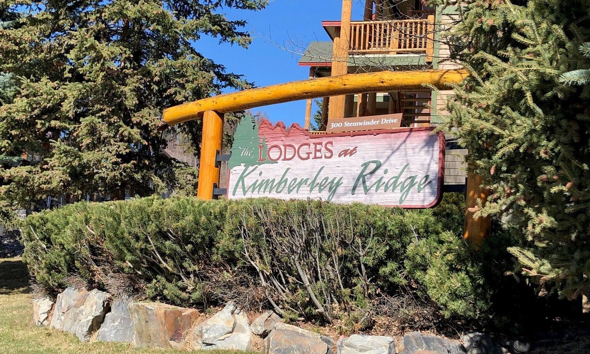 East Kootenay Condo | Cozy Mountain Retreat with Hot tub!