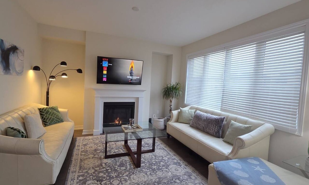 Thorold House | Cozy Niagara Retreat ,15 min drive to Niagara Falls, 4 bdrms, sleeps up to 9
