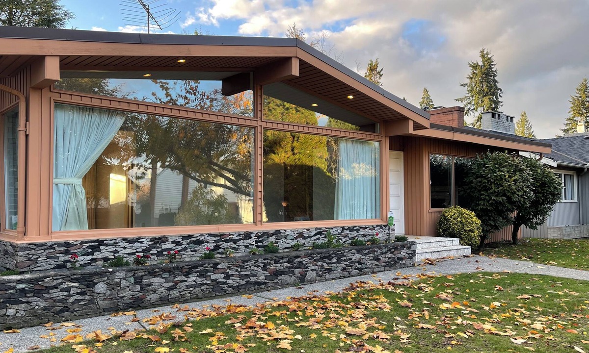 Oakridge House | Cozy Oakridge Brandy Bunch 8BR 4 Bath Near Skytrain