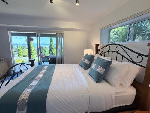 Cordova Bay Apartment | Cozy Ocean View Retreat