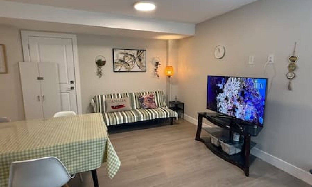 Surrey House | Cozy & Private 2BR Guest Suite