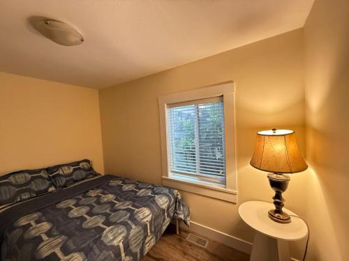 Knight House | Cozy Private Queen Room Commercial Broadway