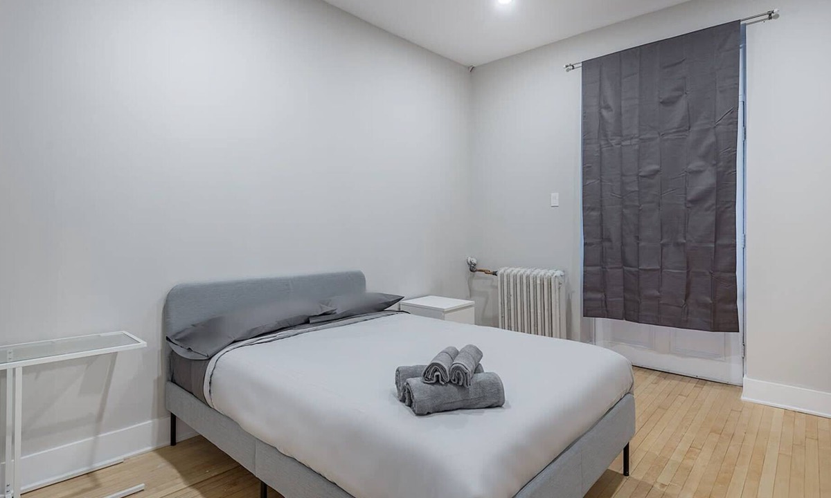 Mile End Apartment | Cozy Private Room - Beautiful Rosemont Metro