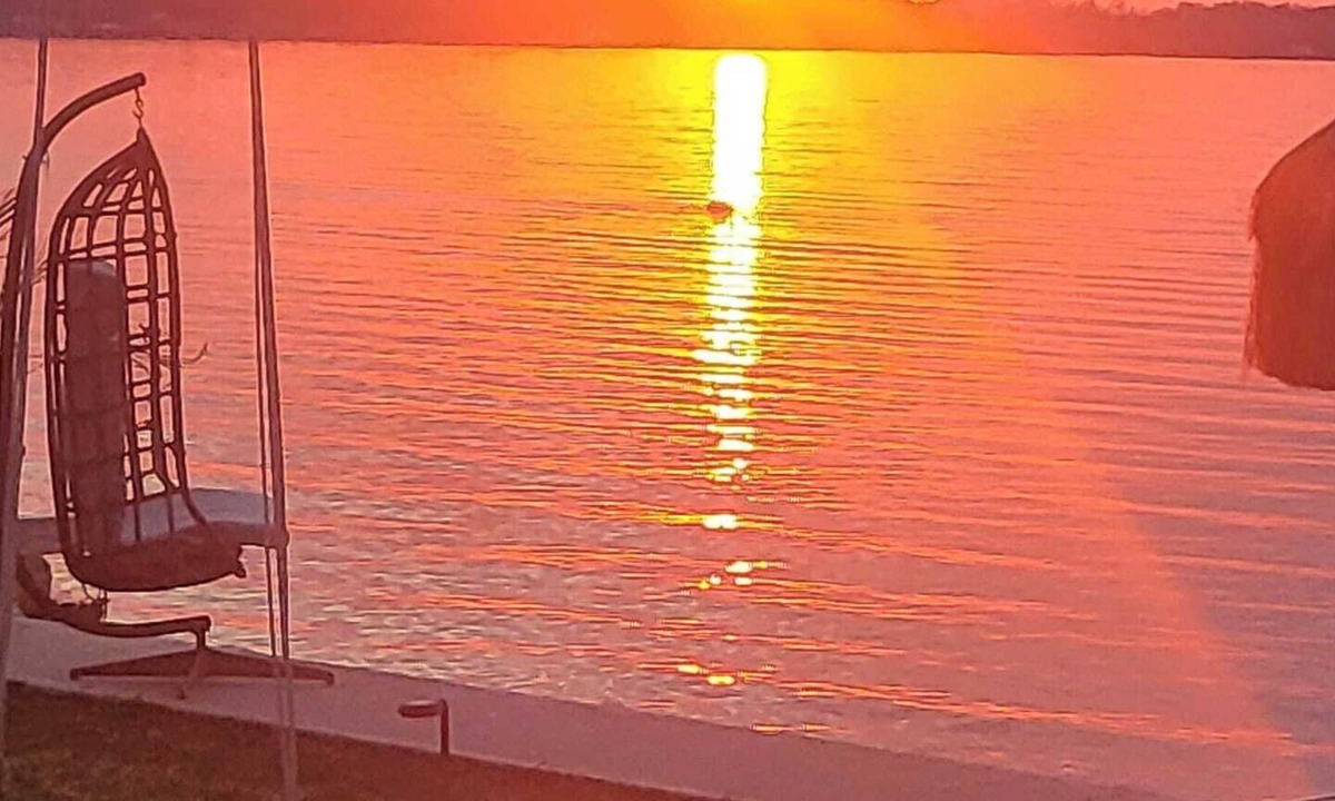 Tay Cottage | Cozy Pura Vida Cottage on i lake with a Million Dollar Sunsets 1 Bedroom