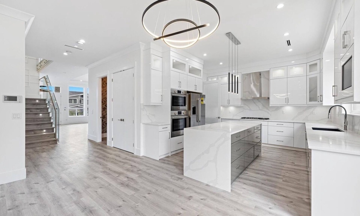 Fleetwood House | Cozy queen bedroom in enjoyable Surrey with AC, WiFi