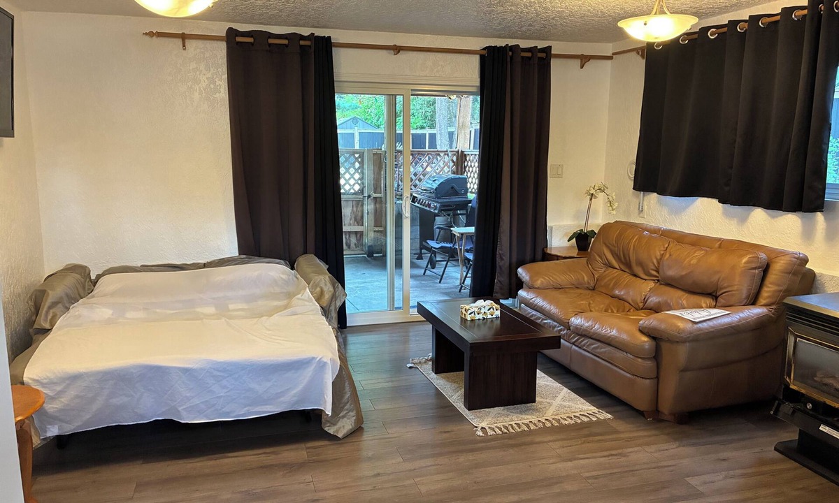 Colwood House | Cozy separate suite+carport parking+ private patio