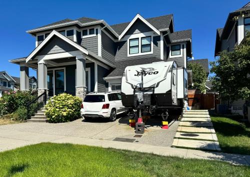 Surrey House | Cozy South Surrey Private Suite 1 Bedroom - 2 Beds - Separate Entrance