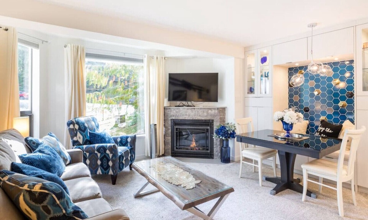 Upper Village Apartment | Cozy & Spacious 1BR:Sleeps 4,Pool, Hottub, Sauna, Walk to Shops, Restaurants & Trails!