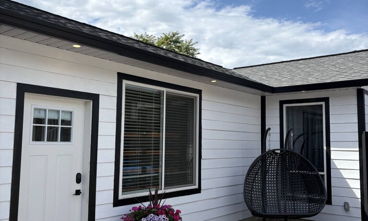 East Hill Cottage | Cozy studio guesthouse centrally located with free parking.
