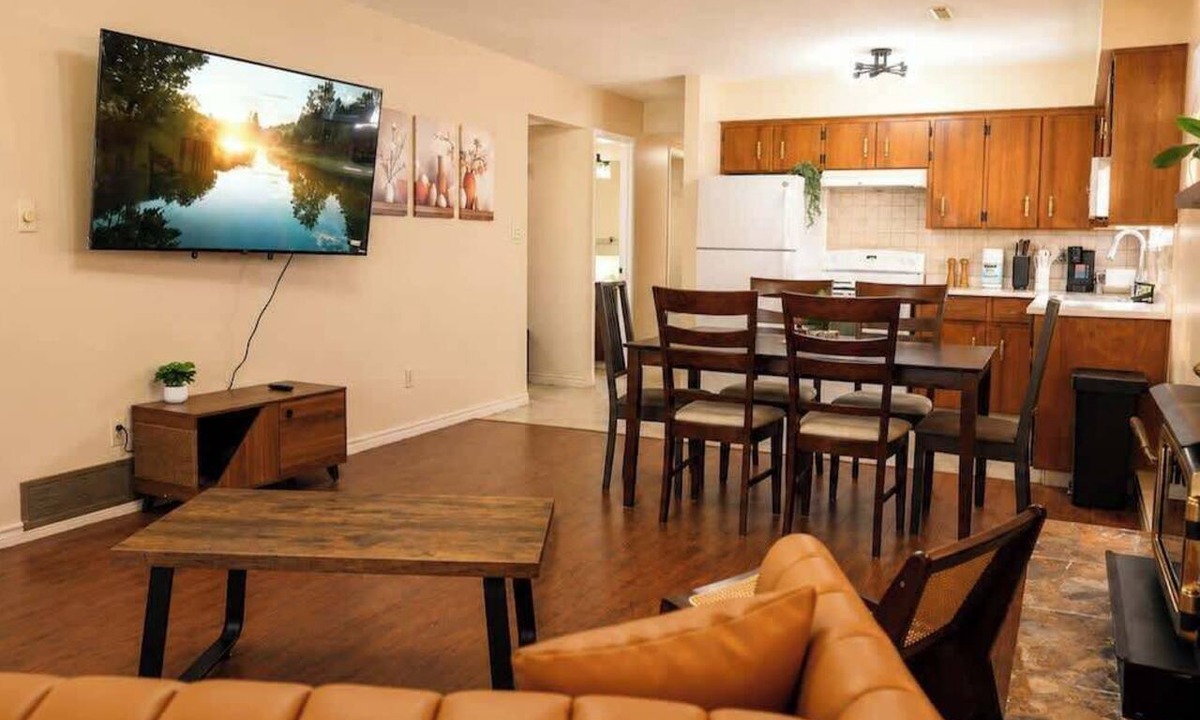 Fraserview House | Cozy Vintage Feel 3BR Suite in Quiet Neighbourhood