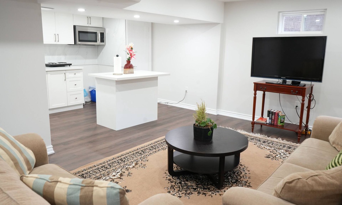 Richmond Hill House | Cozy Walkout Basement Suite | Private Entrance