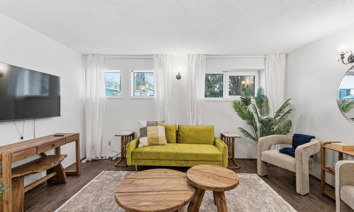 Southeast Edmonton Apartment | Creek - 3BR Modern Suite Near Whyte Ave & Ritchie