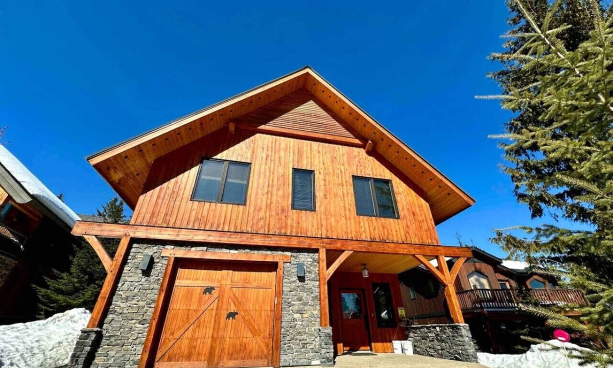 Golden Ski Chalet | Creekside Family Hideout @ KHMR - Ski in/Ski Out