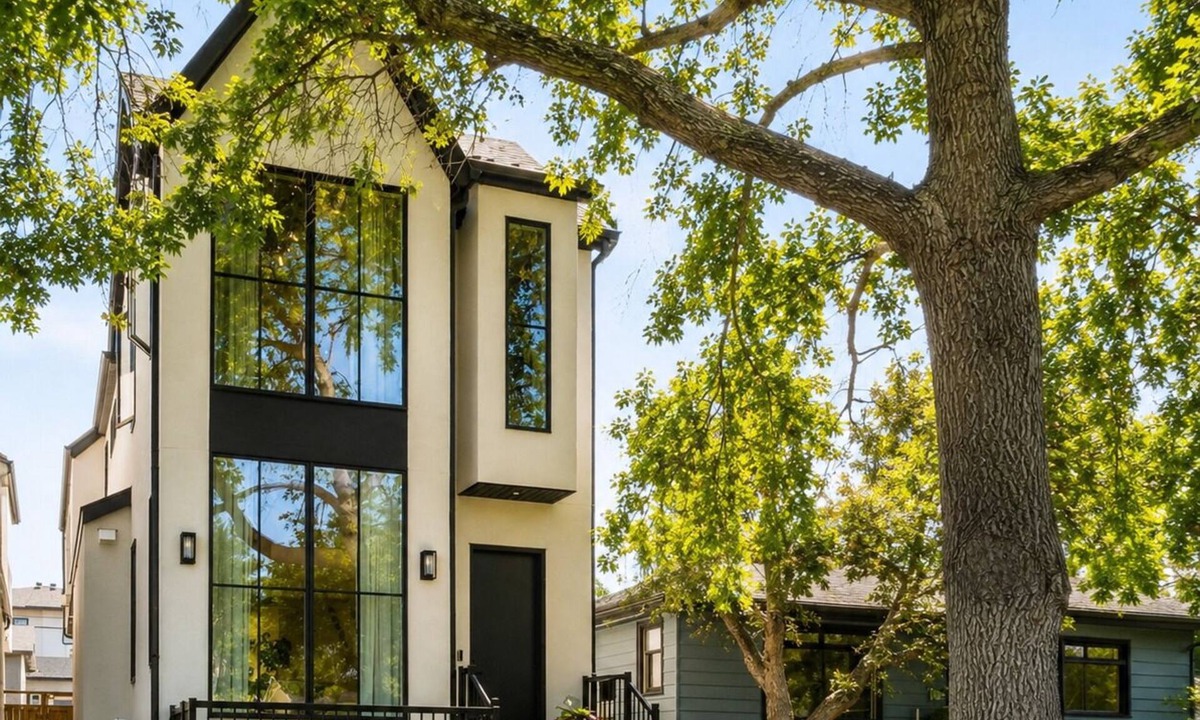 Mount Pleasant House | Custom Family Home | 5BR Calgary | Cozy Backyard | Near DT & 1 Hr to Rockies